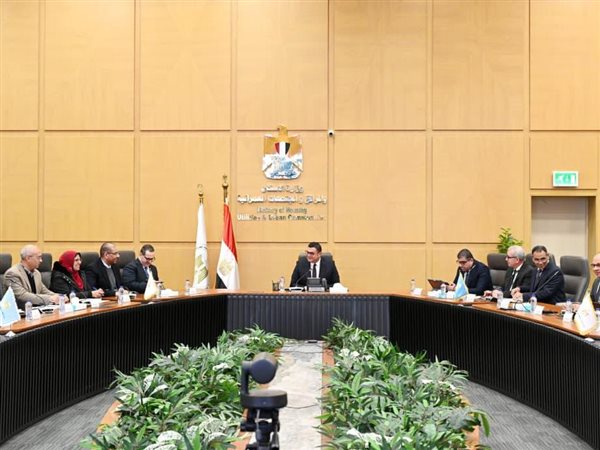 وزير الإسكان يتابع مع شركة 