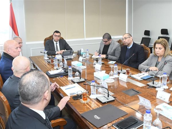 وزير الإسكان يعقد اجتماعا مع مسئولي شركة السويدي لدفع العمل بالمشروعات