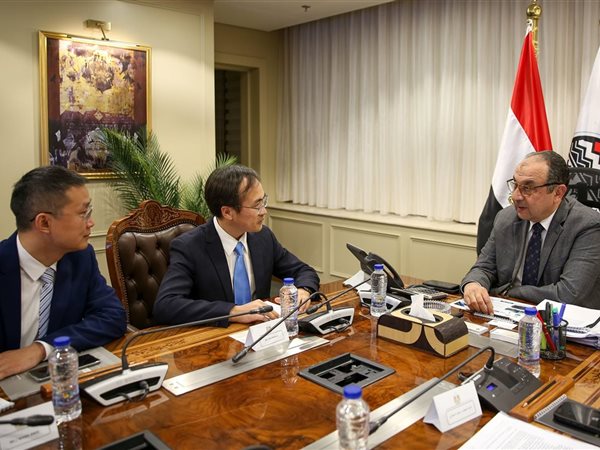 وزير قطاع الأعمال العام يستقبل وفدًا رفيع المستوى من مجموعة شاندونج الصينية 