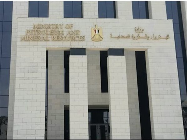 وزارة البترول تتابع حادث تصادم طريق حقول الصحراء الغربية