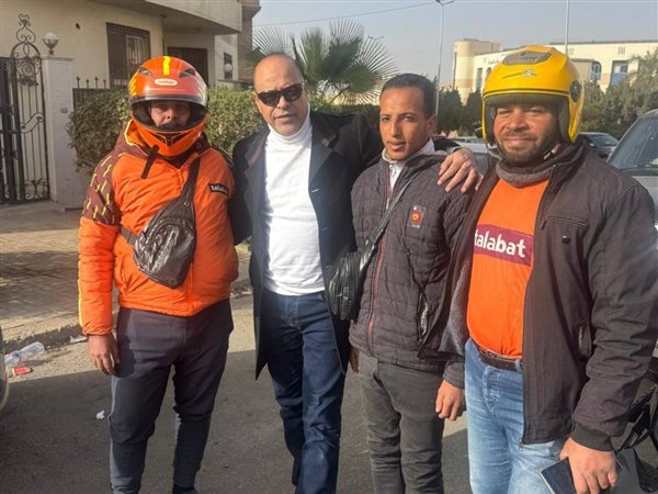 وزير العمل في قلب الشوارع.. يلتقي 