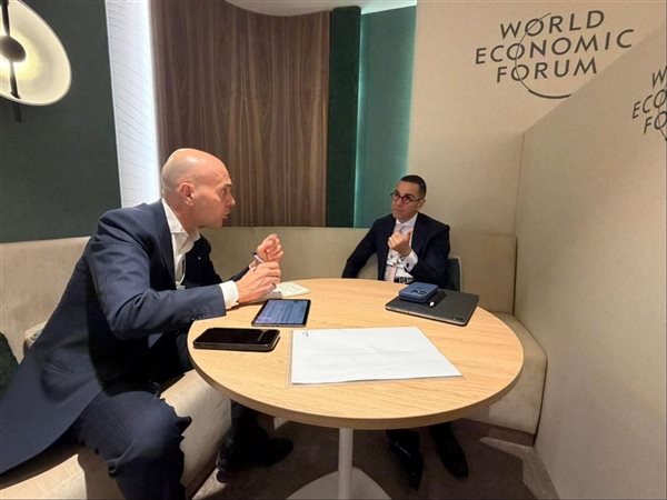 وزير الاستثمار يبحث مع 