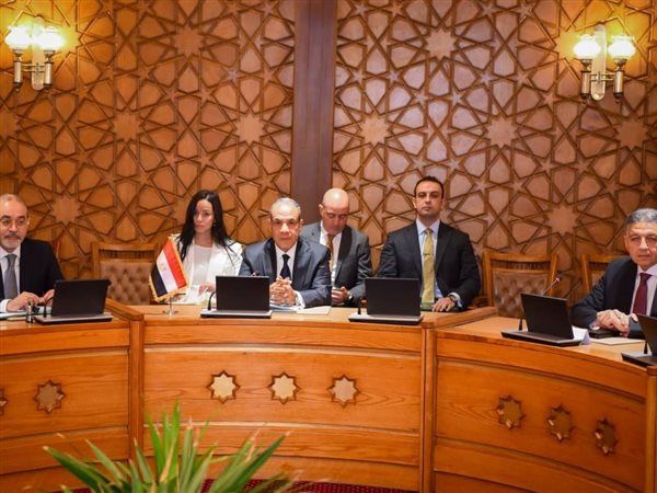 مصر واليونان وقبرص تناقش تعزيز التعاون الثلاثي في الطاقة وشرق المتوسط