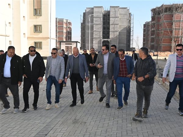 نائب رئيس هيئة المجتمعات العمرانية يتابع أعمال المرافق بالعاشر من رمضان 