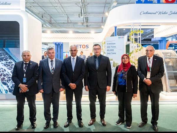 وزير الإسكان يتفقد أجنحة معرض 