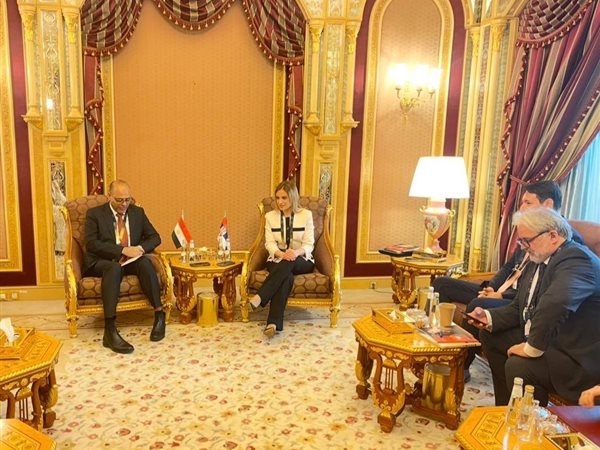 وزير العمل يلتقي نظيرته الصربية على هامش المؤتمر الدولي لسوق العمل بالرياض