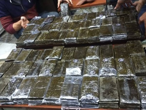 «جمارك نويبع» تضبط محاولة تهريب 420 فرش حشيش وتقدر قيمتها بـ 4 ملايين جنيه