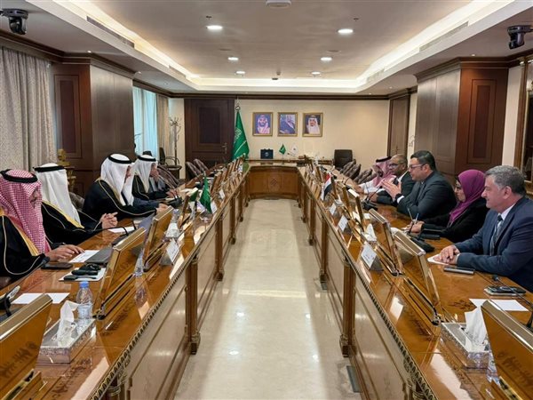 وزير الإسكان يبحث مع وزير الزراعة السعودي سبل تعزيز التعاون في مجالات مياه الشرب