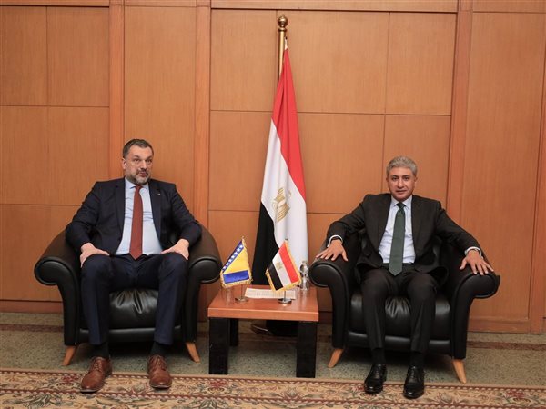 وزير السياحة يلتقي نظيره البوسني لتعزيز التعاون السياحي والأثري المشترك