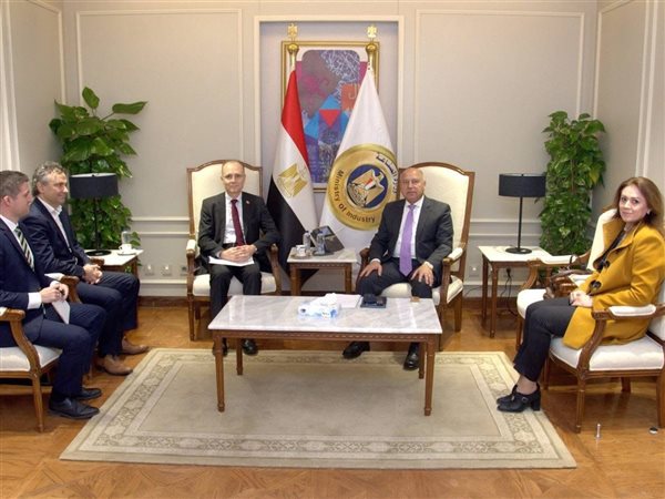 مصر تستقطب استثمارات السيارات الكهربائية.. «سين كارز» البلغارية تبحث التصنيع المحلي