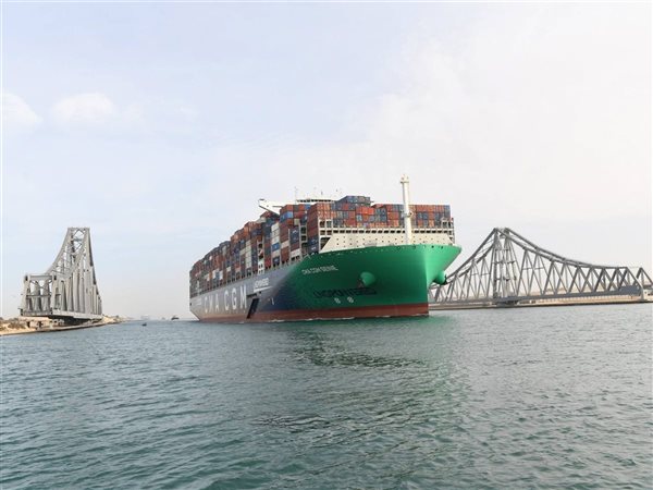 بحمولة 250 ألف كيلو.. قناة السويس تستقبل العملاق CMA CGM SEINE في أول عبور بحري ضمن قافلة الشمال