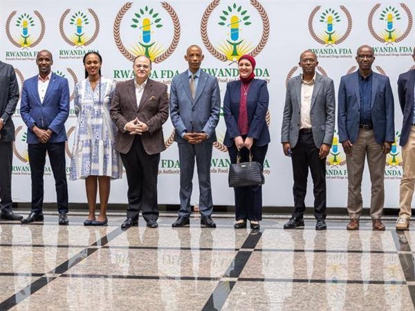 رئيس هيئة الدواء المصرية يوقع إطاراً تنفيذياً للتعاون المشترك مع رواندا