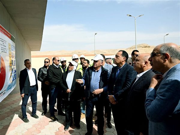 تخدم 80 ألف نسمة.. رئيس الوزراء يتفقد محطة معالجة الصرف الصحي الثلاثية بـ
