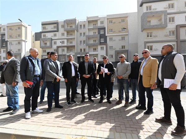 وزير الإسكان يتفقد المشروعات السكنية ومستشفى  مدينة حدائق أكتوبر