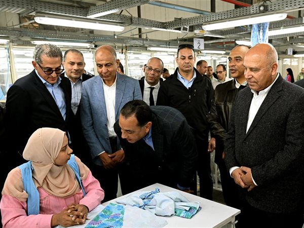 مدبولي يتفقد مصنع «الجيزة للملابس» بالمنيا: 45 خط إنتاج و4 ملايين دولار صادرات شهريًا