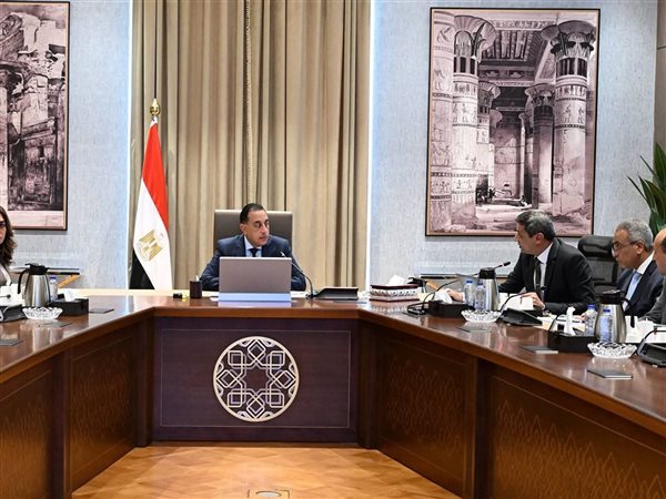رئيس الوزراء يتابع موقف تنفيذ المشروعات التنموية والخدمية بمحافظة السويس