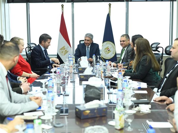 شريف فتحي يبحث مع قياداتWizz Air خطط زيادة الرحلات الوافدة إلى مصر