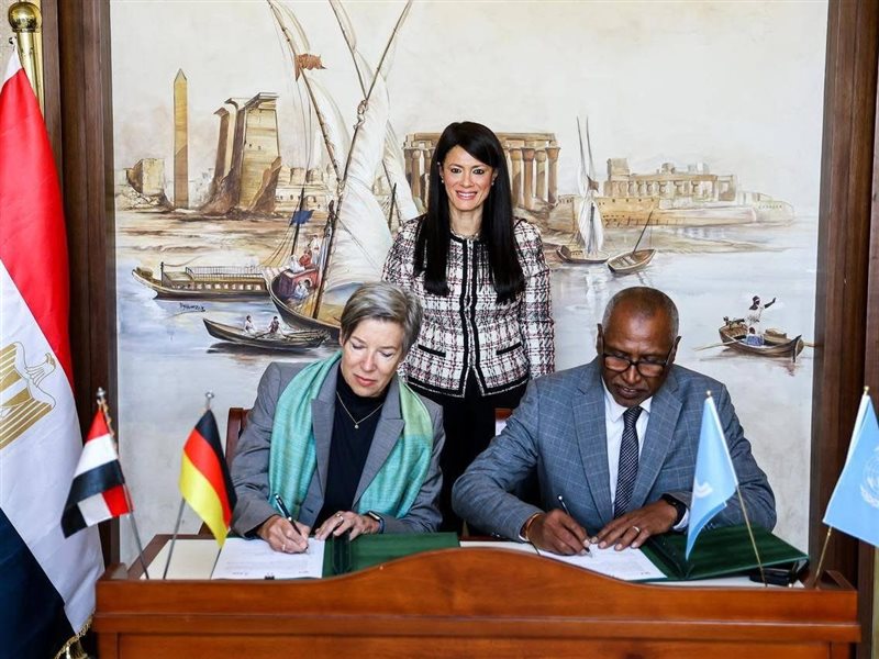 جانب من التوقيع 