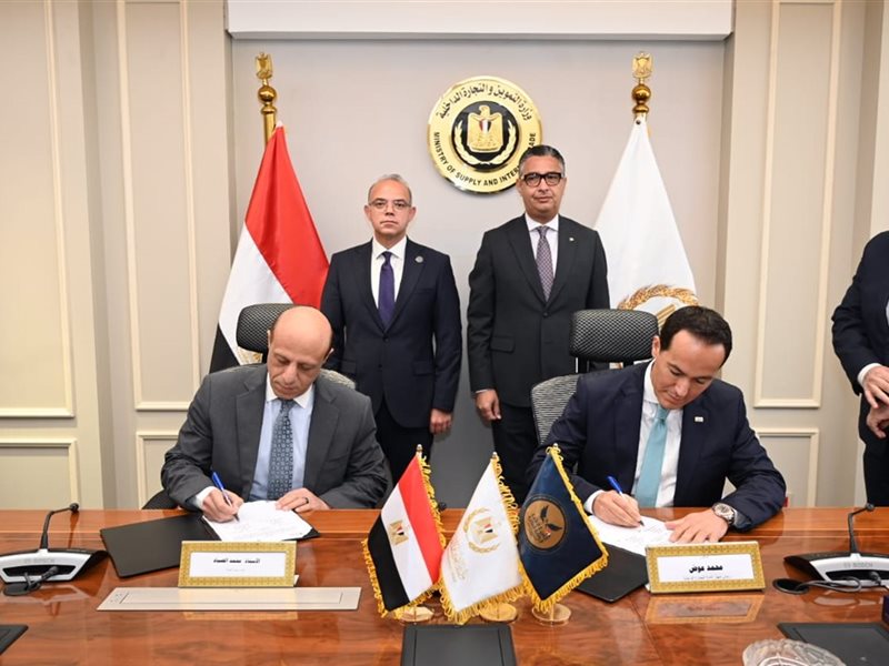 جانب من التوقيع 