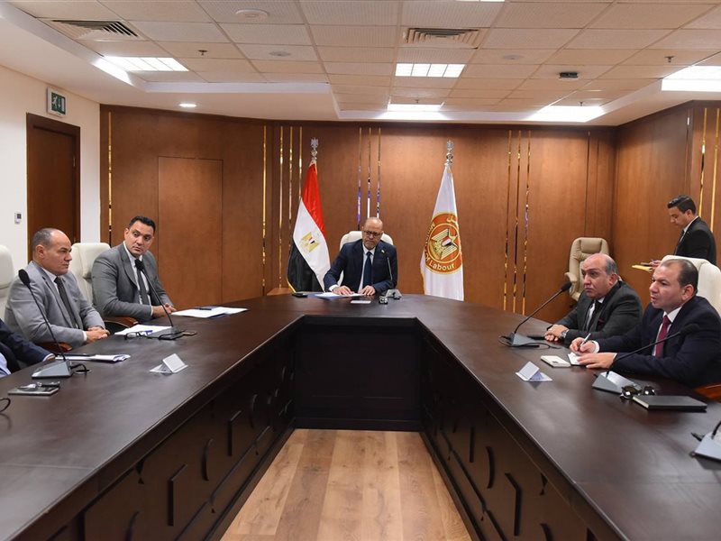 وزير العمل يجتمع