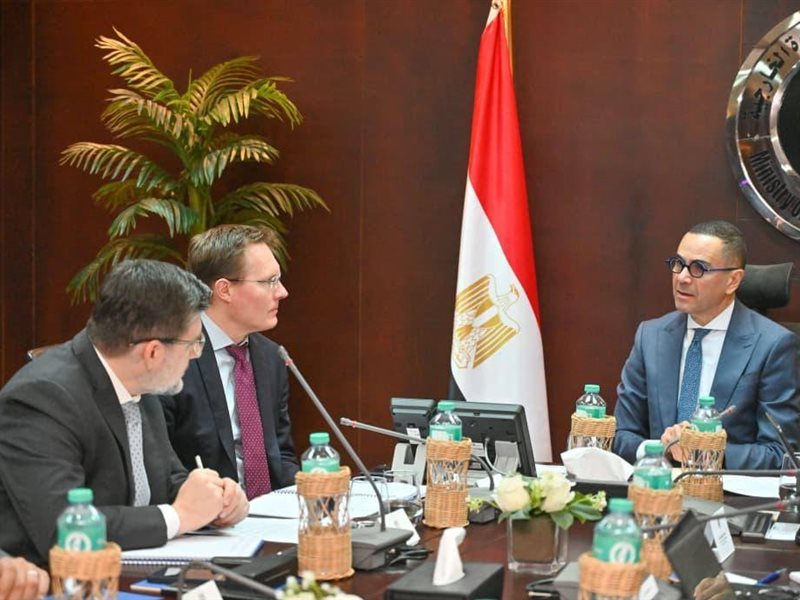  وزير الاستثمار يبحث