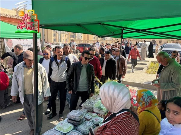 رئيس جهاز حدائق العاصمة يفتتح معرض آيادي منتجة لدعم الأسر المنتجة