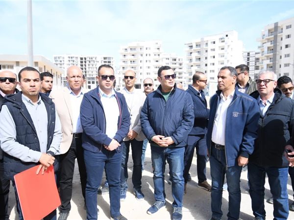 وزير الإسكان يتفقد الشاليهات والفيلات والعمارات السكنية بكومباند 