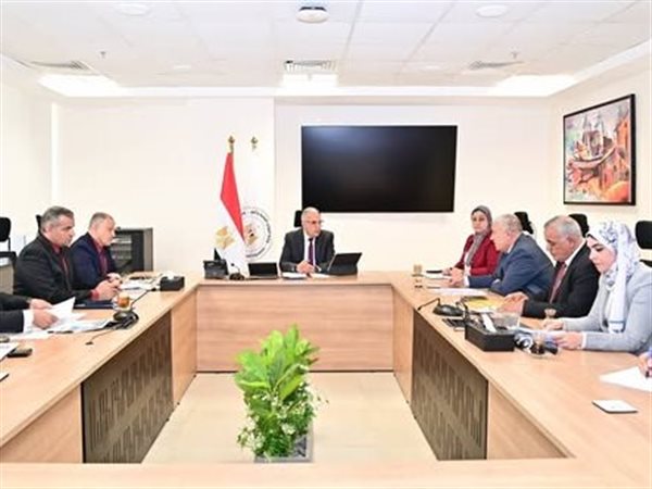 الموارد المائية: دراسة الطلبات المقدمة لتطهير عدد من الترع وإزالة نواتج التطهيرات 