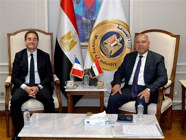 كامل الوزير يبحث مع السفير الفرنسي مستجدات مشروعات النقل المشتركة وتوطين صناعة السكك الحديدية