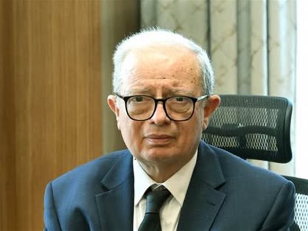 حسين عيسى يؤدي اليمين الدستورية نائبًا لرئيس الوزراء للشئون الاقتصادية.. من هو؟