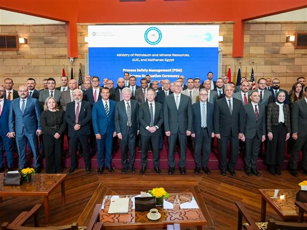 وزير البترول يشهد تخرج أول دفعة من دبلومة سلامة العمليات بقطاع البترول بالجامعة الأمريكية