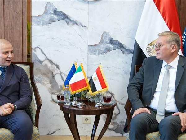 وزير البترول يبحث مع سفير إيطاليا التعاون في مشروعات البترول والغاز