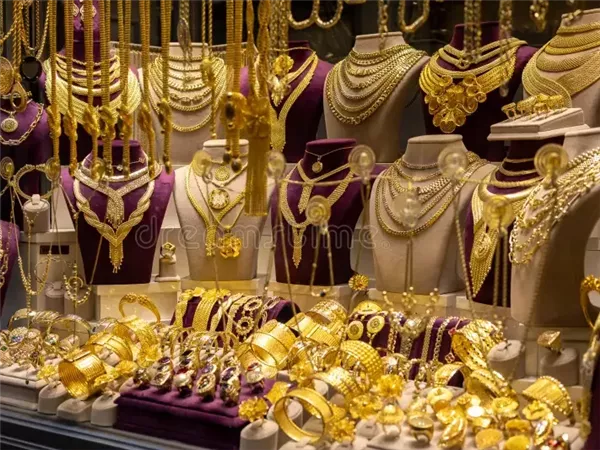 «آي صاغة»: أسعار الذهب تشتعل في السوق المحلية.. والأوقية تقفز 65 دولارًا بدعم التوترات الجيوسياسية العالمية