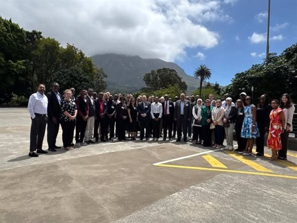 الغمراوي في ملتقى استخدمات الذكاء الاصطناعي لمجالات الأدوية بجنوب إفريقيا