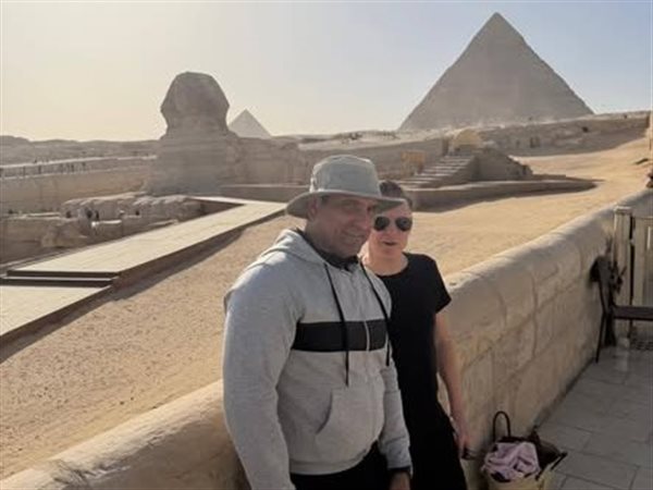 السياحة: زيارة الفنان براين آدمز للأهرامات تعكس مكانة مصر على الخريطة العالمية