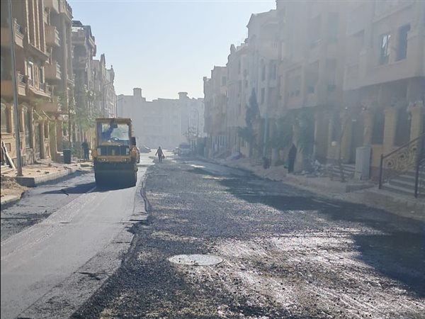 استمرار أعمال رفع كفاءة الطرق والمحاور بمدينة الشيخ زايد