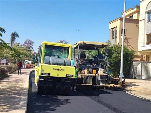 رئيس جهاز الشروق يتابع أعمال رفع كفاءة الأرصفة واستكمال الطبقة الأسفلتية بالمدينة 