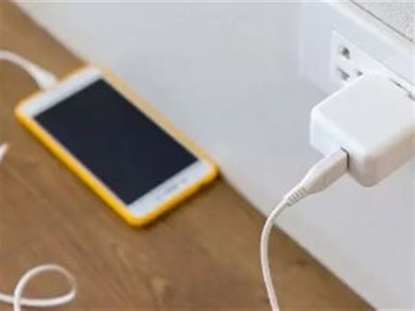 مرفق الكهرباء يوجه بضرورة فصل الشواحن بعد شحن الهواتف لتجنب استهلاك الكهرباء والحرائق