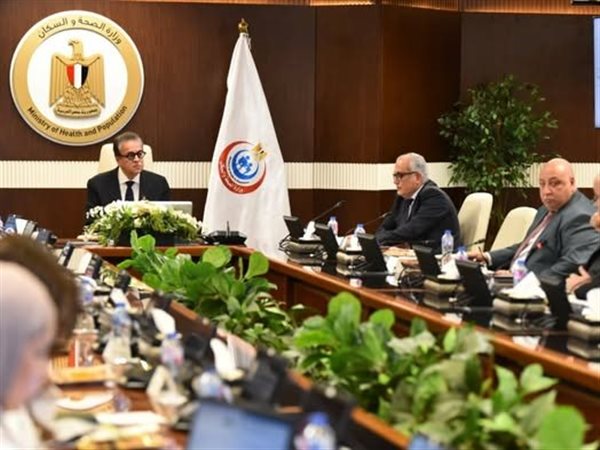 وزير الصحة يبحث آليات دعم الموازنة وتحقيق الاستدامة المالية لتعزيز جودة الخدمات الطبية