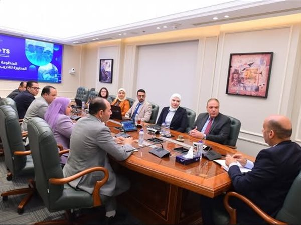 وزير العمل يشهد عرض من شركة 