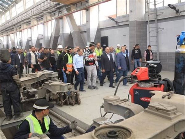 الوزير يجري جولة تفقدية بورش صيانة السكك الحديدية في أبو غاطس والفرز لمتابعة الصيانة