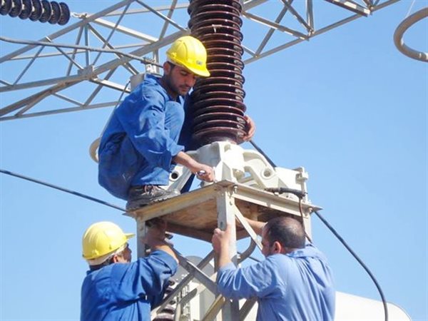 غضب واسع بين موظفي الكهرباء بسبب خصومات رواتب فبراير تصل إلى 1350 جنيهًا