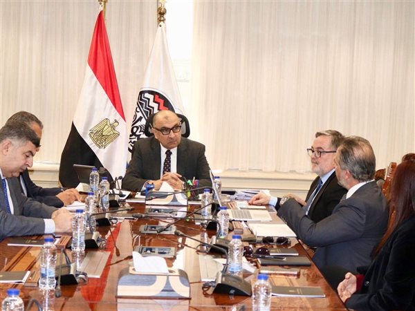 محمد شيمي يبحث مع شركة إسبانية تنفيذ مشروعات بيئية لتعزيز التنافسية الدولية