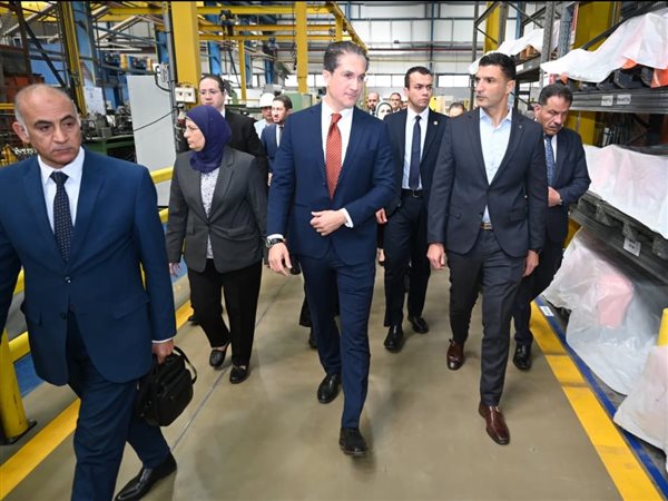 وزير الصناعة يتفقد مصنعين متخصصين في الصناعات الهندسية والغذائية بمدينة العاشر من رمضان