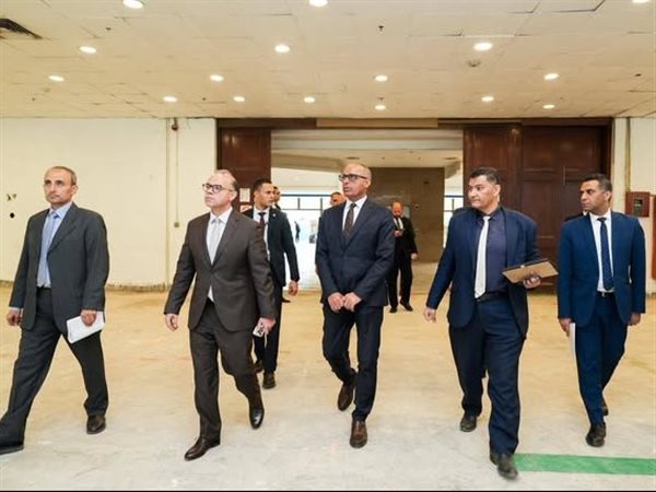 وزير الاستثمار يجتمع مع قيادات 