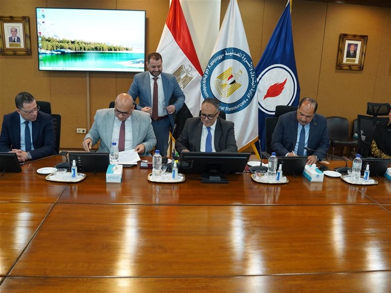 جانب من التوقيع 