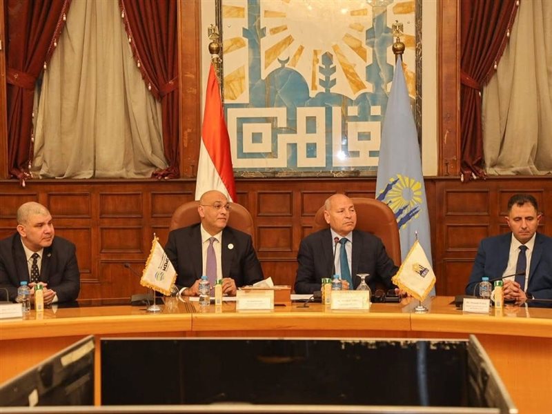 جانب من التوقيع 