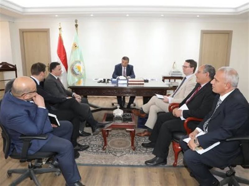 الوزير أثناء اللقاء