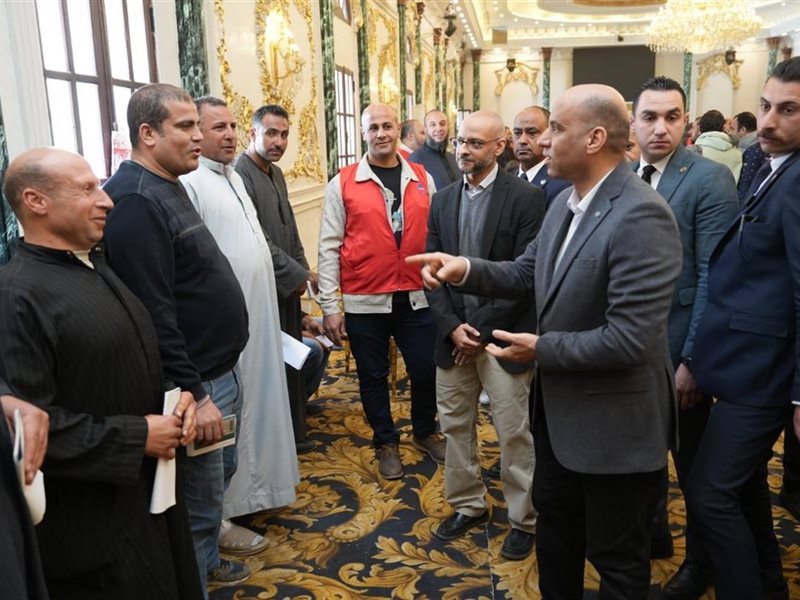 وزير العمل يشرف على