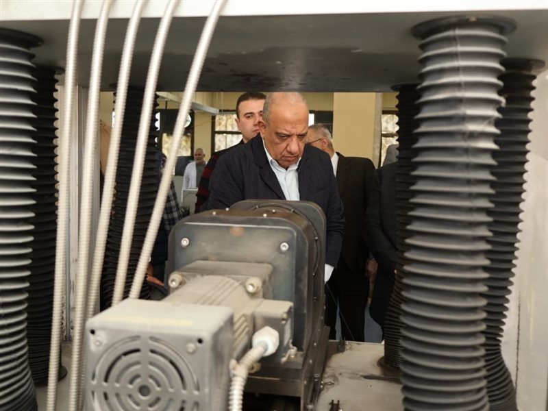 وزير الكهرباء اثناء